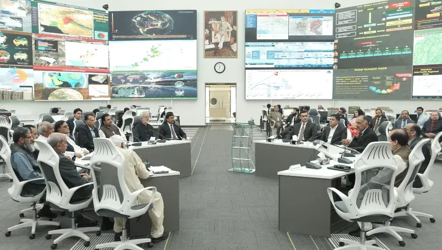 02-04-2024, Islamabad: Chairman NDMA Lt Gen Inam Haider Malik briefed about Capabilities of NEOC to Islamabad Chamber of commerce delegation at NDMA HQs